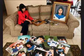 Hilda Jiménez, mère de Katya Miranda, regarde des photos de famille et un portrait de sa fille (Photo fournie par Diario La Página).