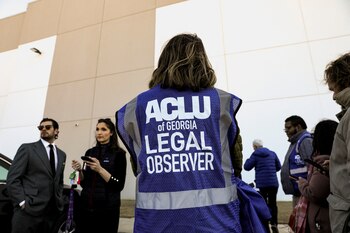 IMAGE DU FICHIER : des observateurs juridiques de l'ACLU de Géorgie se tiennent devant le centre électoral et le centre des opérations du comté de Fulton après que le Federal Bureau of Investigation (FBI) a exécuté un mandat de perquisition à Union City, Géorgie, États-Unis, le 28 janvier 2026. REUTERS/Alyssa Pointer