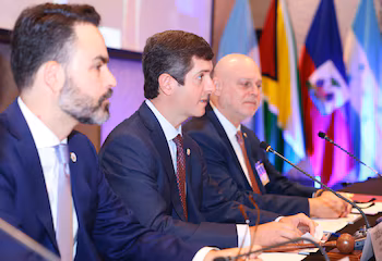 Le ministre des Affaires étrangères par intérim, Carlos Hoyos Boyd, au centre, a présenté la proposition à l'Assemblée nationale.
