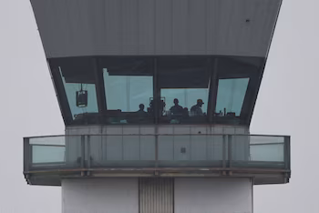 La nouvelle promotion débutera sa formation dans les tours de contrôle avant de prendre ses fonctions. REUTERS