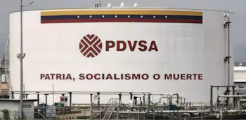Gros plan d'un grand réservoir de stockage PDVSA blanc avec des rayures du drapeau vénézuélien et le texte « Patria, Socialismo o Muerte »