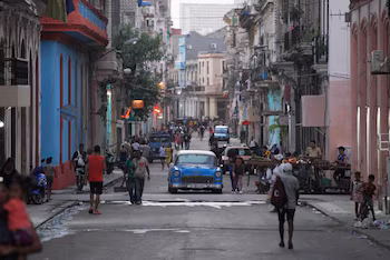 Des piétons passent dans une rue de la Vieille Havane, Cuba (REUTERS/Alexandre Meneghini)