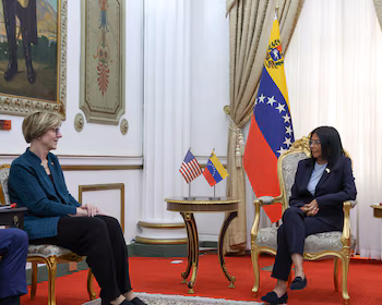 Le président par intérim du Venezuela, Delcy Rodríguez, rencontre l'envoyée américaine Laura Dogú alors que les deux pays reprennent progressivement leurs relations bilatérales interrompues en 2019, au Palais Miraflores, Caracas, Venezuela, le 2 février 2026. Palais Miraflores/Image fournie par REUTERS