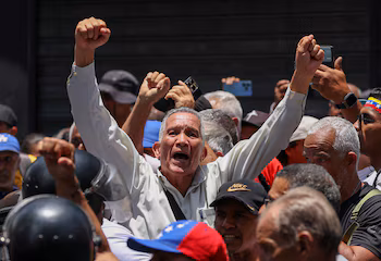 Un manifestant participe à une manifestation des travailleurs du secteur public exigeant des salaires plus élevés et de meilleures conditions de travail, à Caracas, au Venezuela, le 9 avril 2026 (Reuters)