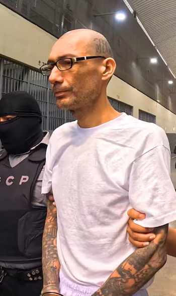 Après des décennies passées à diriger les crimes depuis la rue et les prisons, "Porte-clés" fait face à la justice salvadorienne du CECOT (Autorisation du Secrétariat de Presse).
