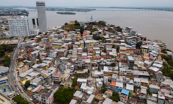 Sur l'image, une vue des maisons du quartier de Santa Ana, à Guayaquil, en Équateur, le 1er octobre 2023, ainsi que du pont qui relie Guayaquil et Durán (en haut, à droite). (Photo AP/Rodrigo Abd)