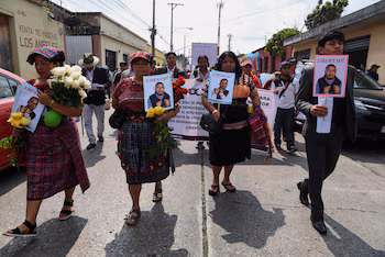 Des membres d'organisations sociales manifestent pour exiger la libération des dirigeants autochtones Luis Pacheco, ancien vice-ministre du développement durable du ministère de l'énergie et des mines du Guatemala sous la présidence de Bernardo Arévalo, et Héctor Chaclan, qui ont été arrêtés l'année dernière pour terrorisme, à Guatemala City, Guatemala, le 23 avril 2026. REUTERS/Cristina Chiquin