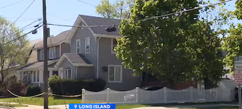 Les victimes du double homicide, toutes deux des femmes, partageaient une maison avec le suspect à Valley Stream, ce qui a facilité l'obtention de preuves clés. (Avec l'autorisation de : CBS News)