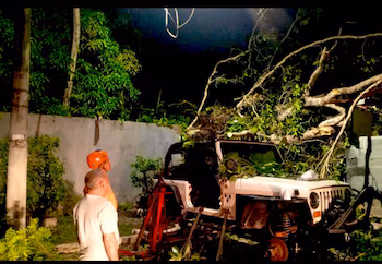 La chute d'arbres et la saturation du sol ont causé des dégâts aux maisons de la ville de Panama. Tiré de X