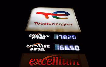 Les prix des carburants sont affichés dans une station-service TotalEnergies (REUTERS/Thomas Mukoya)