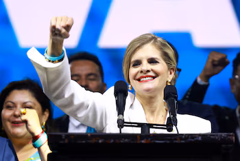 La candidate présidentielle Laura Fernandez du Parti populaire souverain (PPSO) réagit sur scène alors qu'elle dirige les élections générales, à San José, Costa Rica, le 1er février 2026. REUTERS/Raquel Cunha