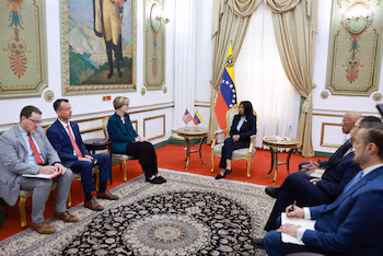Photographie diffusée par le Palais de Miraflores de la présidente en charge du Venezuela Delcy Rodríguez (c) rencontrant la chargée d'affaires américaine de l'Unité des affaires pour le Venezuela, Laura Dogu (3-i) à Caracas (Venezuela). EFE/Palais de Miraflores