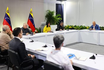 Le président en charge du Venezuela, Delcy Rodríguez (au centre), a dirigé une réunion avec les gouverneurs du pays pour évaluer le fonctionnement du système électrique national, à Caracas (EFE/Palacio de Miraflores)
