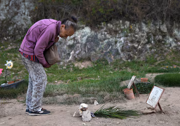 Carmen Navas, 81 ans, s'est rendue sur la tombe où les autorités ont enterré son fils Victor Hugo. REUTERS/Rafael Hernández