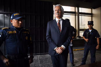 Le journaliste José Rubén Zamora Marroquín est escorté par les forces de sécurité après qu'un juge a révoqué son assignation à résidence et ordonné son retour à la prison Mariscal Zavala à Guatemala, Guatemala, le 10 mars 2025. REUTERS/Cristina Chiquin
