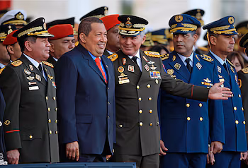 Hugo Chávez a donné le pouvoir aux militaires qui sont ensuite devenus des hommes politiques et sont restés à la frontière