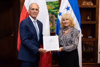 Le président Nasry Asfura a eu une réunion avec l'ambassadeur de Pologne au Honduras. (PHOTO : Présidence du Honduras)