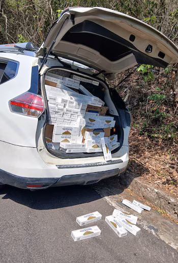 L'arrestation a eu lieu après avoir identifié une voiture chargée de produits de contrebande. (Autorisation : Police nationale civile du Salvador)
