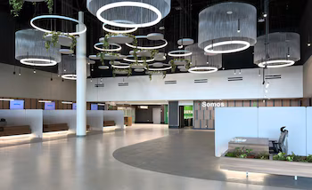 L'agrandissement comprend de nouveaux espaces pour la location de voitures, un centre d'affaires et un lieu de rencontre pour la famille et les passagers. Avec l'aimable autorisation de : AERIS