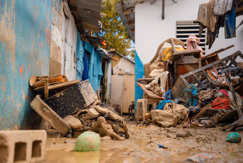 Le débordement de la rivière Camú affecte 95 % de Villa Montellano, déplaçant plus de 1 300 habitants et aggravant l'urgence climatique en République dominicaine. (Photo fournie par le Ministère de la Présidence)