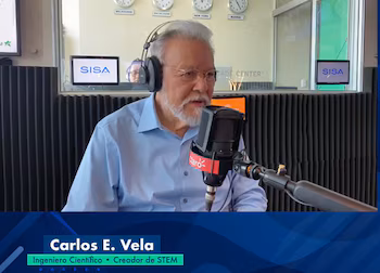 Carlos E. Vela, ingénieur scientifique salvadorien et créateur du système éducatif STEM, lors de l'interview à l'émission radiophonique La Tribu, où il a abordé les défis de l'éducation au Salvador (Autorisation de La Tribu).