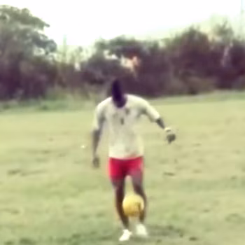 Sur les réseaux sociaux, il a exposé son talent pour le football – crédit Video Capture Réseaux sociaux