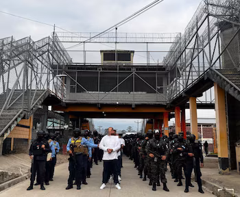 Les résultats confirment que les structures criminelles continuent d’opérer depuis les prisons grâce à des systèmes de communication illégaux. (PHOTO : INP Honduras)