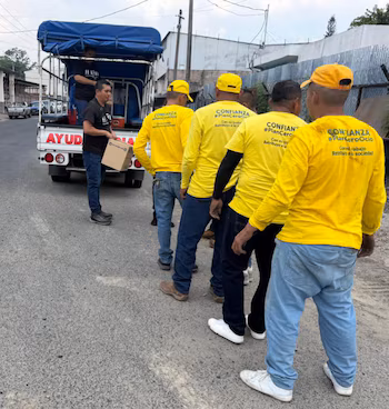 Les serveurs du Baptist Biblical Tabernacle distribuent de la nourriture aux détenus du Plan Zéro Loisirs, dans le cadre de la mission hebdomadaire d'assistance globale.