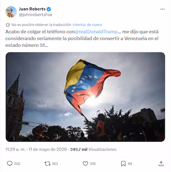Drapeau du Venezuela agitant au premier plan sur un ciel lumineux, avec le soleil créant une éruption ; silhouettes de bâtiments et de personnes en arrière-plan