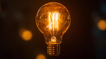 Ampoule brillante sur fond sombre, symbolisant la clarté et l'innovation. L'image reflète le pouvoir et l'importance de l'électricité et de l'éclairage dans le monde moderne, ainsi que la manière dont une simple lampe peut être une source de lumière et d'idées. (Image d’illustration Infobae)