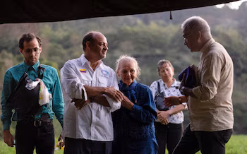 PHOTO DE DOSSIER Carmen Navas, 81 ans, pleure sur l'épaule de son fils Gabriel Quero, lors de l'enterrement après l'exhumation de son fils Víctor Quero, un détenu dont les autorités vénézuéliennes ont confirmé qu'il était décédé en juillet dernier après plus d'un an de recherche, au cimetière d'Este à Caracas, Venezuela, le 8 mai 2026. REUTERS/Rafael Hernandez REFILE – CORRECTION DE L'ÂGE "81" À "82".