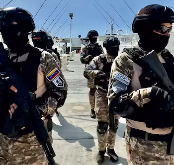 Plusieurs agents de sécurité cagoulés, armés de fusils et vêtus d'uniformes de camouflage, défilent le long d'un quai à côté de bateaux.