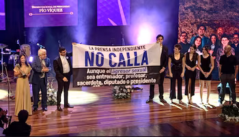 L'équipe de Radios UCR Interference a reçu le Prix national de journalisme Pío Víquez pour son travail de reportage sur les plaintes et les actes de harcèlement sexuel de la part de personnalités sportives costaricaines. Avec l’aimable autorisation : Interférence DUC