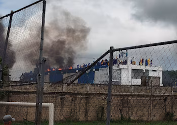 Image de la manifestation lancée par les détenus de la prison de Barinas le dimanche 24 mai (REUTERS/Yonny Camacho)