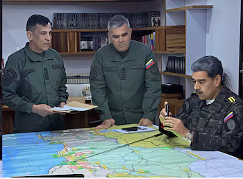 Nicolás Maduro avec le ministre de la Défense et le chef du Ceofanb lors d'une réunion sur le cas Essequibo