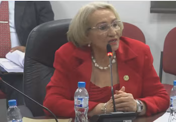 La rectrice de l'UNACHI, Etelvina Medianero de Bonagas, a été confrontée ces dernières années à des questions sur la validation des diplômes, la gestion des fonds et des cas présumés de népotisme au sein de l'université d'État. capture vidéo