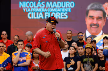 Diosdado Cabello lors d'un événement avec l'image de Nicolás Maduro en arrière-plan, après la capture du dictateur (REUTERS/Leonardo Fernández Viloria)