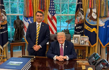 Flávio Bolsonaro avec Donald Trump dans le Bureau Ovale