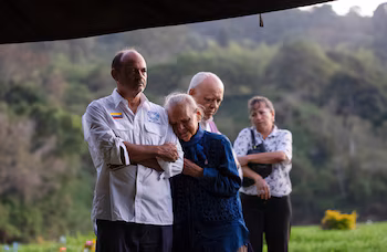 Carmen Navas, 81 ans, pleure sur l'épaule de son fils Gabriel Quero, lors de l'enterrement après l'exhumation de son fils Víctor Quero (REUTERS/Rafael Hernandez)