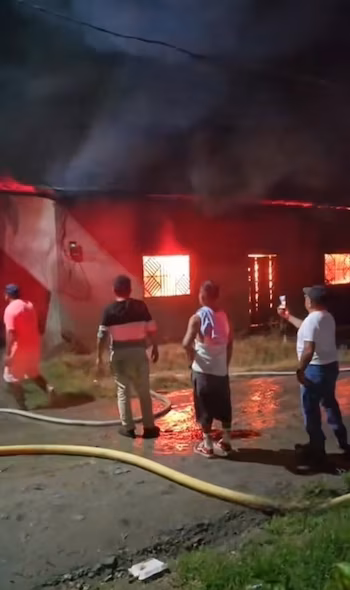 Les voisins du quartier Luis Manuel Galeano se sont rapidement organisés en confectionnant des chaînes humaines avec des seaux d'eau pour arrêter l'avancée de l'incendie (Autorisation Primerisima Nicaragua).
