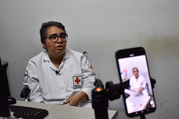 Gracia Regalado, médecin atteinte de sclérose en plaques qui travaille à la Croix-Rouge salvadorienne