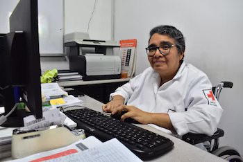 Gracia Regalado, médecin atteinte de sclérose en plaques qui travaille à la Croix-Rouge salvadorienne