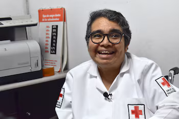 Gracia Regalado, médecin atteinte de sclérose en plaques qui travaille à la Croix-Rouge salvadorienne