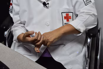 Gracia Regalado, médecin atteinte de sclérose en plaques qui travaille à la Croix-Rouge salvadorienne