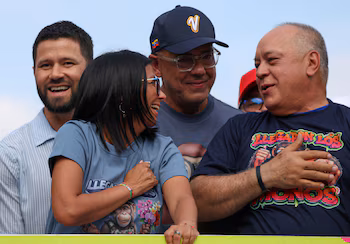 Delcy Rodríguez, son frère, le président de l'Assemblée nationale Jorge Rodríguez et le ministre de l'Intérieur Diosdado Cabello parcourent les rues de Caracas lors d'une campagne contre les sanctions américaines, le 30 avril 2026. (REUTERS/Leonardo Fernandez Viloria/file)