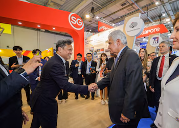 Le président du Panama, José Raúl Mulino (à droite), lors de sa visite à la foire Posidonia 2026, en Grèce. (Présidence panaméenne)