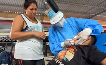 Le personnel médical effectue un contrôle sur un mineur dans un abri temporaire, pendant les soins prodigués par les pluies au Salvador (Autorisation Noticiero El Salvador).