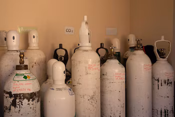 Les réservoirs d'oxygène usagés sont stockés près d'une salle d'opération de l'hôpital de Clínicas, qui souffre d'une pénurie de fournitures médicales et d'oxygène en raison des blocages causés par les manifestations antigouvernementales, à la Paz, en Bolivie, le 3 juin 2026. REUTERS/Sara Aliaga