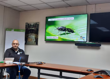 Gilberto Bolaños, du Smithsonian, explique les détails de la Black Soldier Fly. (MonAmbiente)