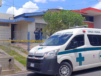Cruz Verde a confirmé qu'un homme et une femme âgés ont été retrouvés sans signes vitaux dans la maison. (Autorisation : Croix verte salvadorienne Santa Ana)